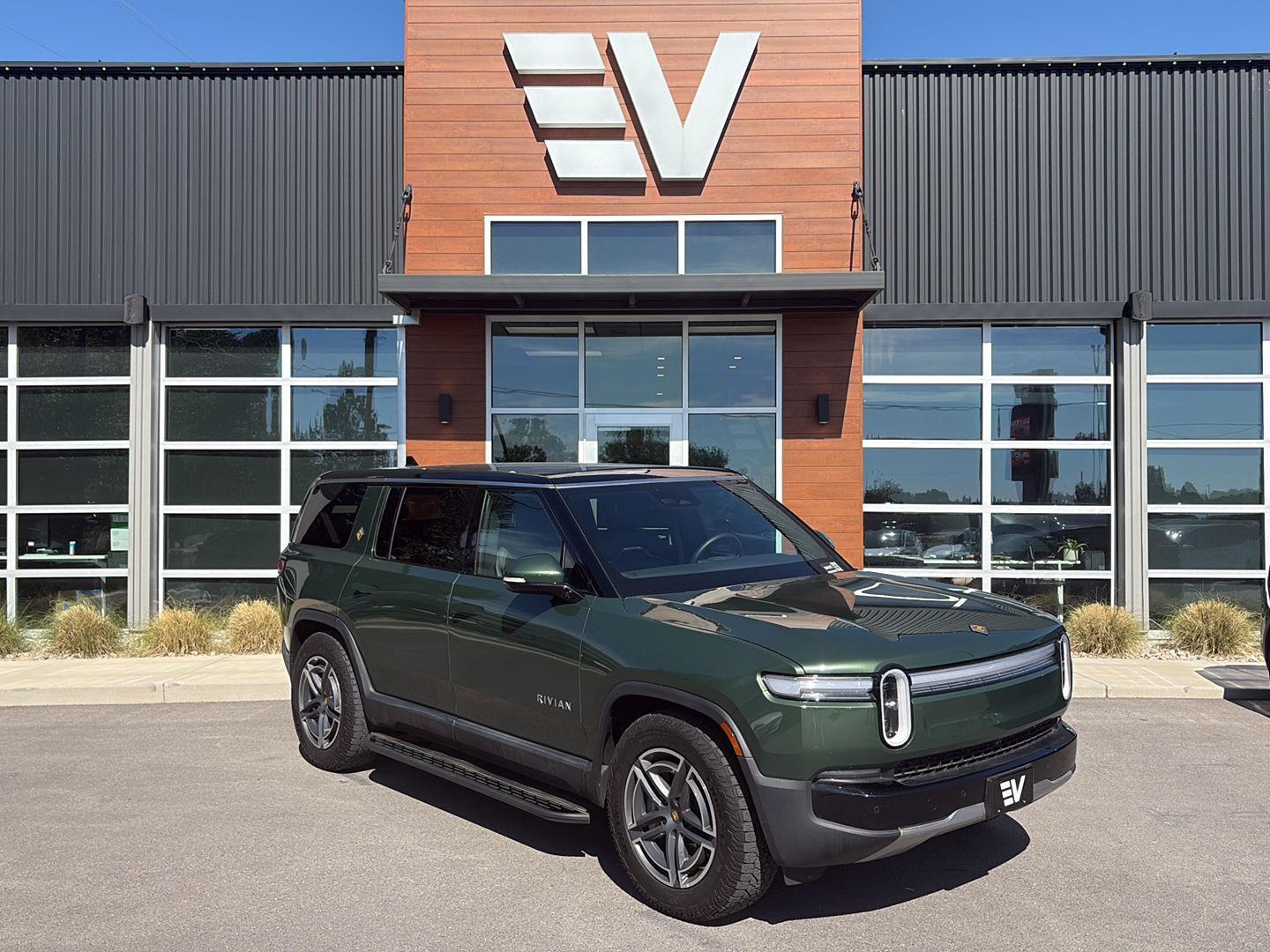 2025 Rivian R1S Adventure Dual Standard's photo
