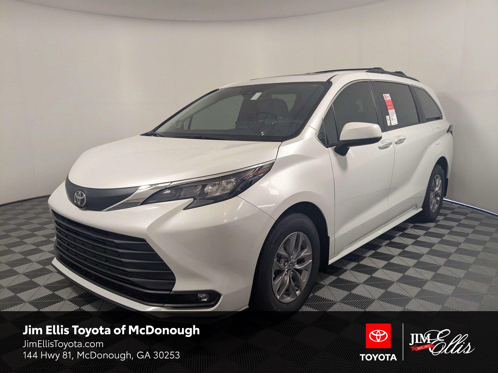 White (Wind Chill Pearl) 2026 Toyota Sienna Minivan Front-Wheel Drive Continuously Variable Transmission