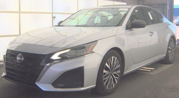 Brilliant Silver Metallic 2025 Nissan Altima Sedan Front-Wheel Drive Continuously Variable Transmission
