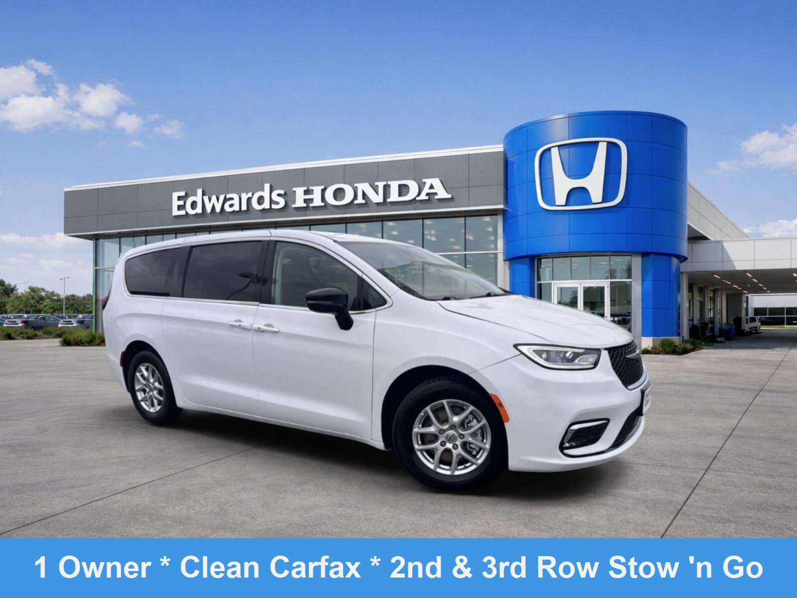 Bright White Clearcoat 2024 Chrysler Pacifica Minivan Front-Wheel Drive 9-Speed Automatic
