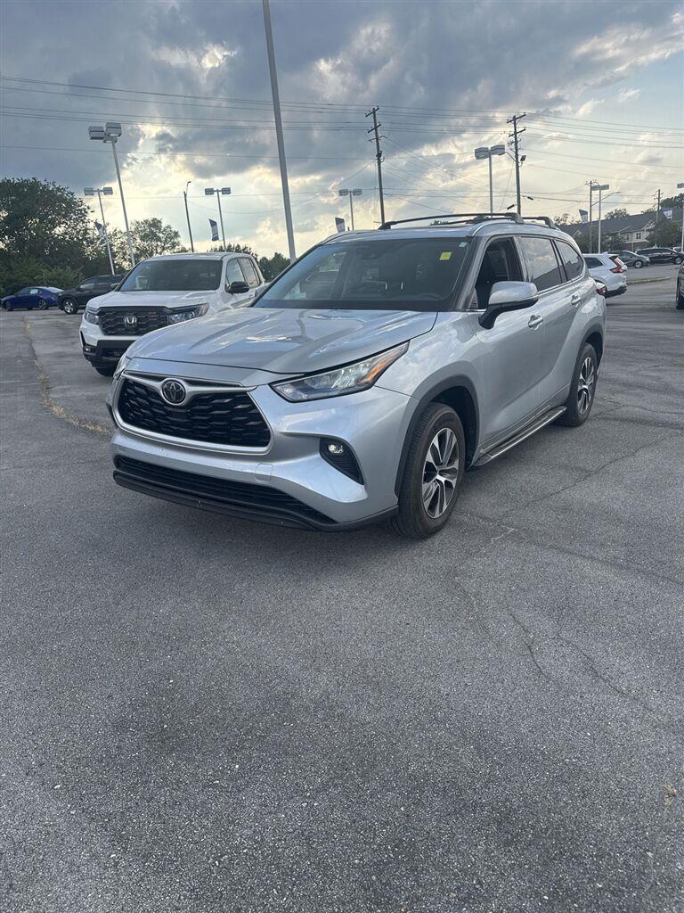 Celestial Silver Metallic 2020 Toyota Highlander SUV / Crossover Front-Wheel Drive Automatic