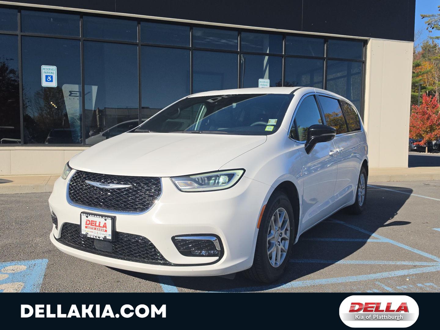 Bright White Clearcoat 2026 Chrysler Pacifica Minivan Front-Wheel Drive 9-Speed Automatic
