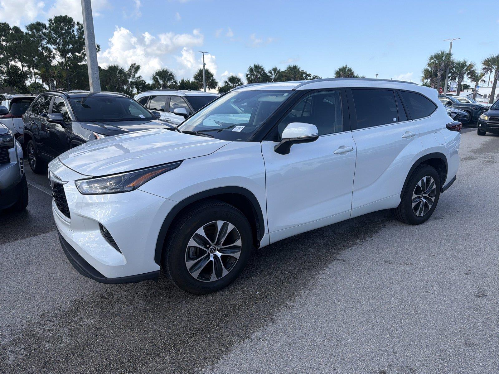White (Wind Chill Pearl) 2025 Toyota Highlander SUV / Crossover Front-Wheel Drive Automatic