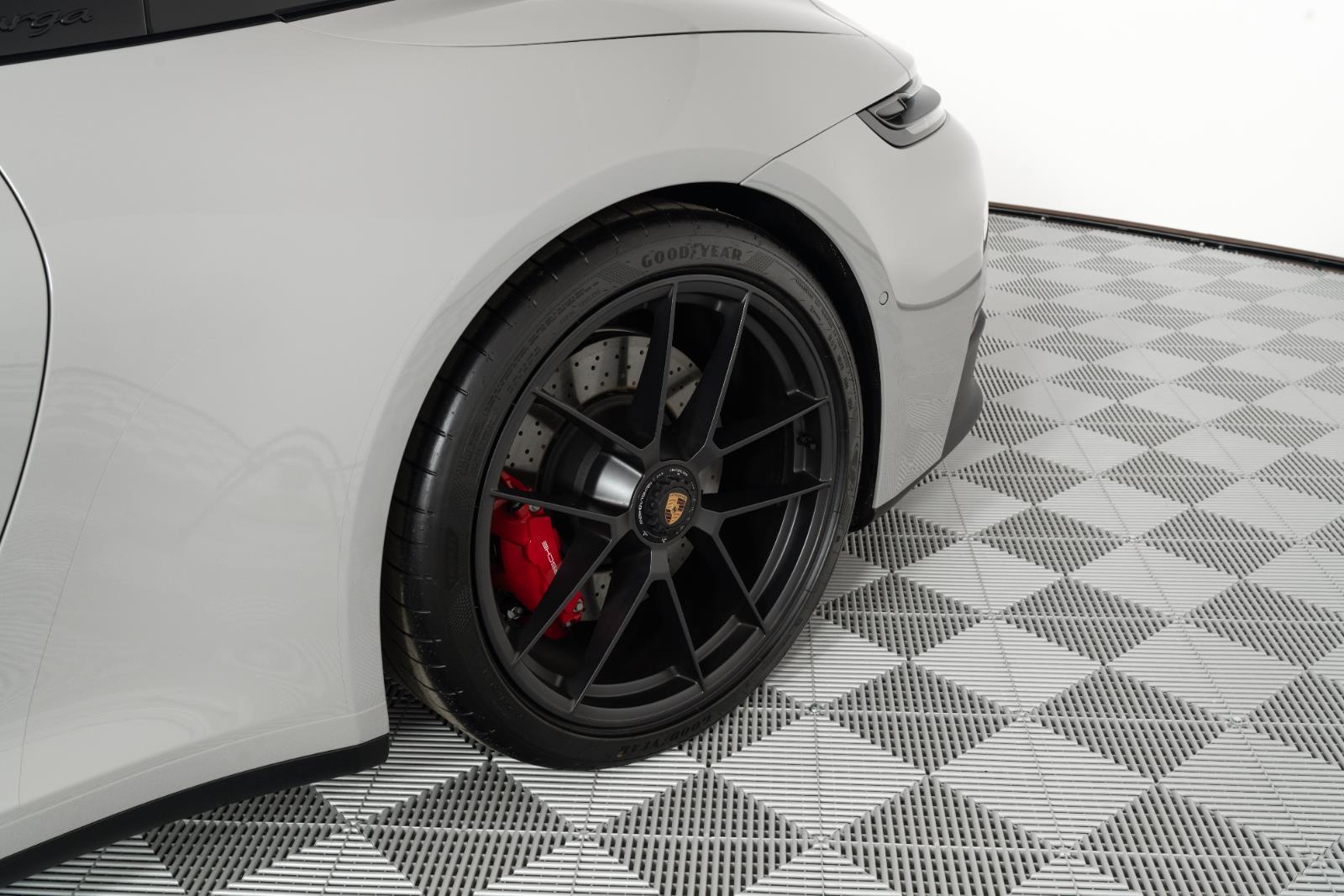 2025 Porsche 911 GTS - Photo 16