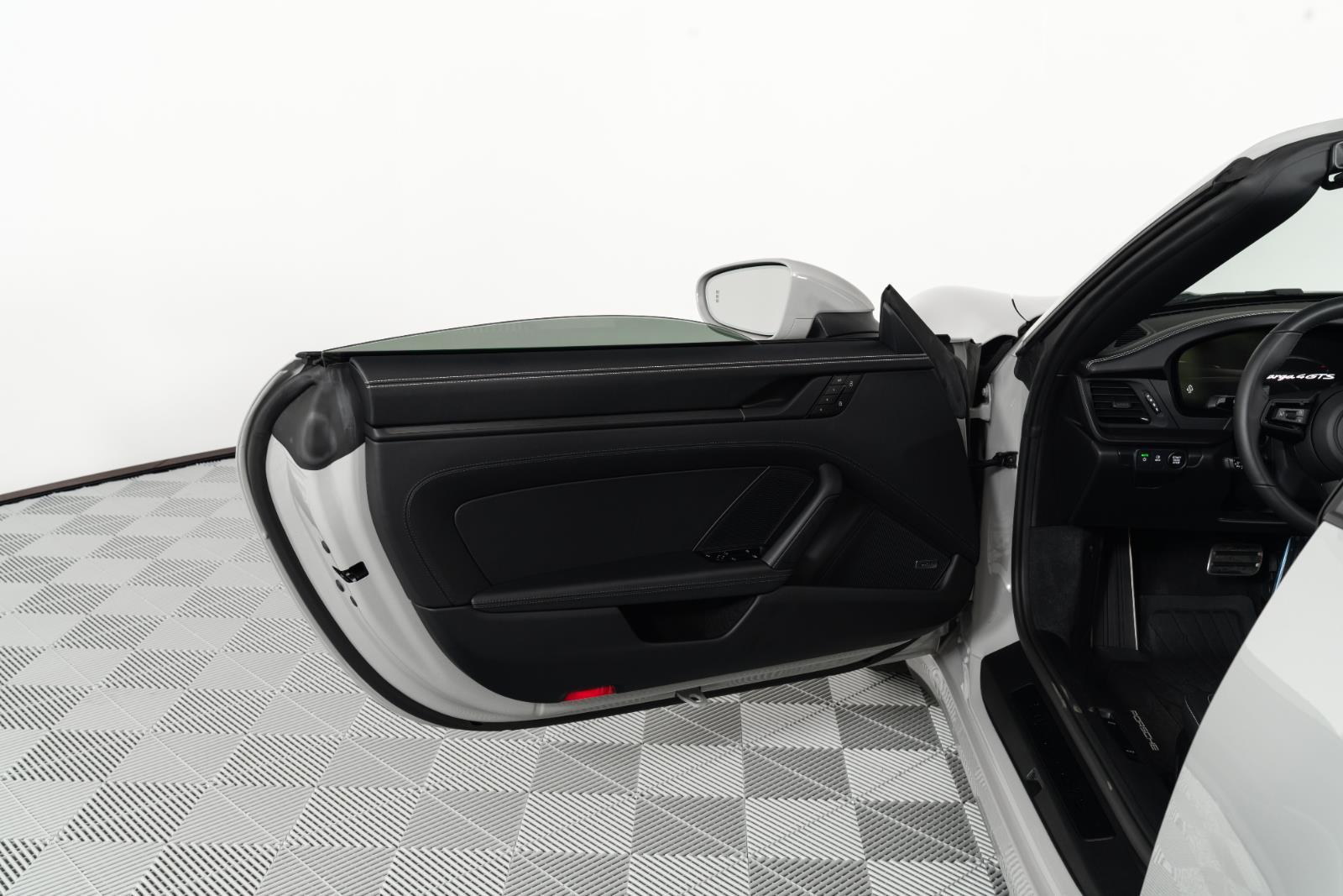 2025 Porsche 911 GTS - Photo 21