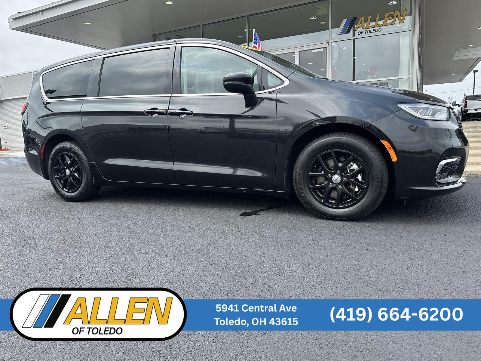 Brilliant Black Crystal Pearlcoat 2023 Chrysler Pacifica Minivan Front-Wheel Drive 9-Speed Automatic
