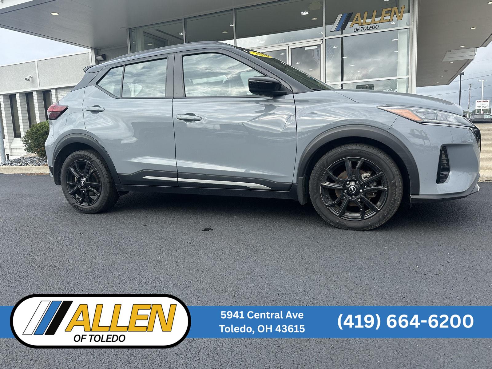 Gray/Super Black 2022 Nissan Kicks SUV / Crossover Front-Wheel Drive Continuously Variable Transmission
