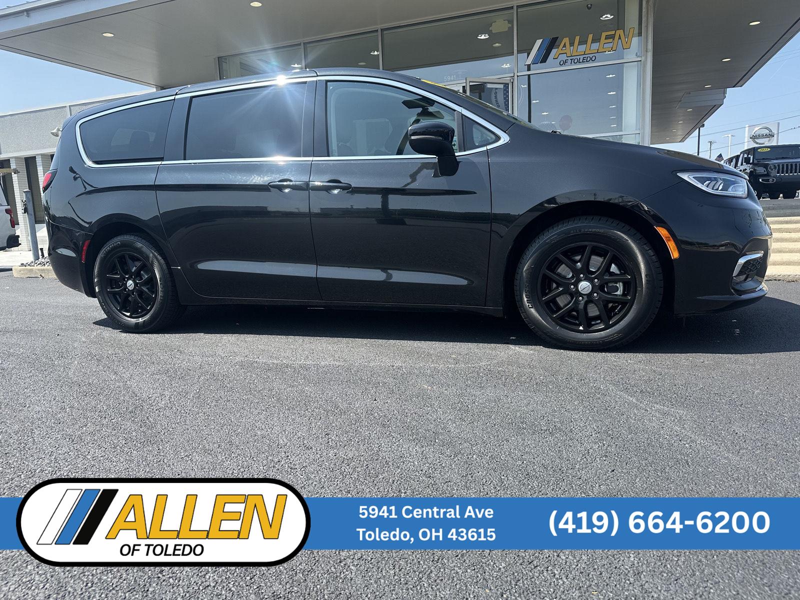 Brilliant Black Crystal Pearlcoat 2023 Chrysler Pacifica Minivan Front-Wheel Drive 9-Speed Automatic