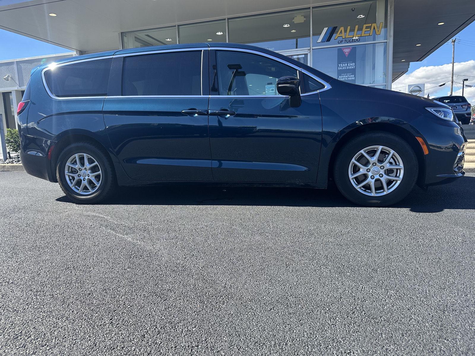 Fathom Blue Pearlcoat 2025 Chrysler Pacifica Minivan Front-Wheel Drive 9-Speed Automatic