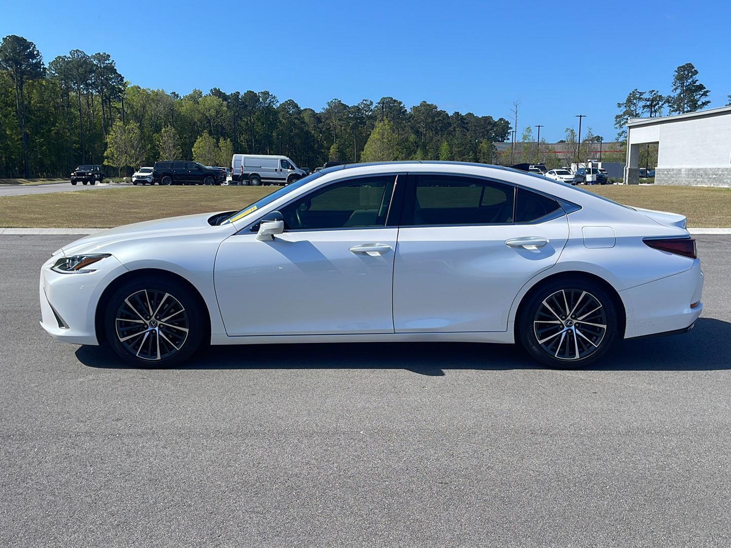 View vehicle photo 4