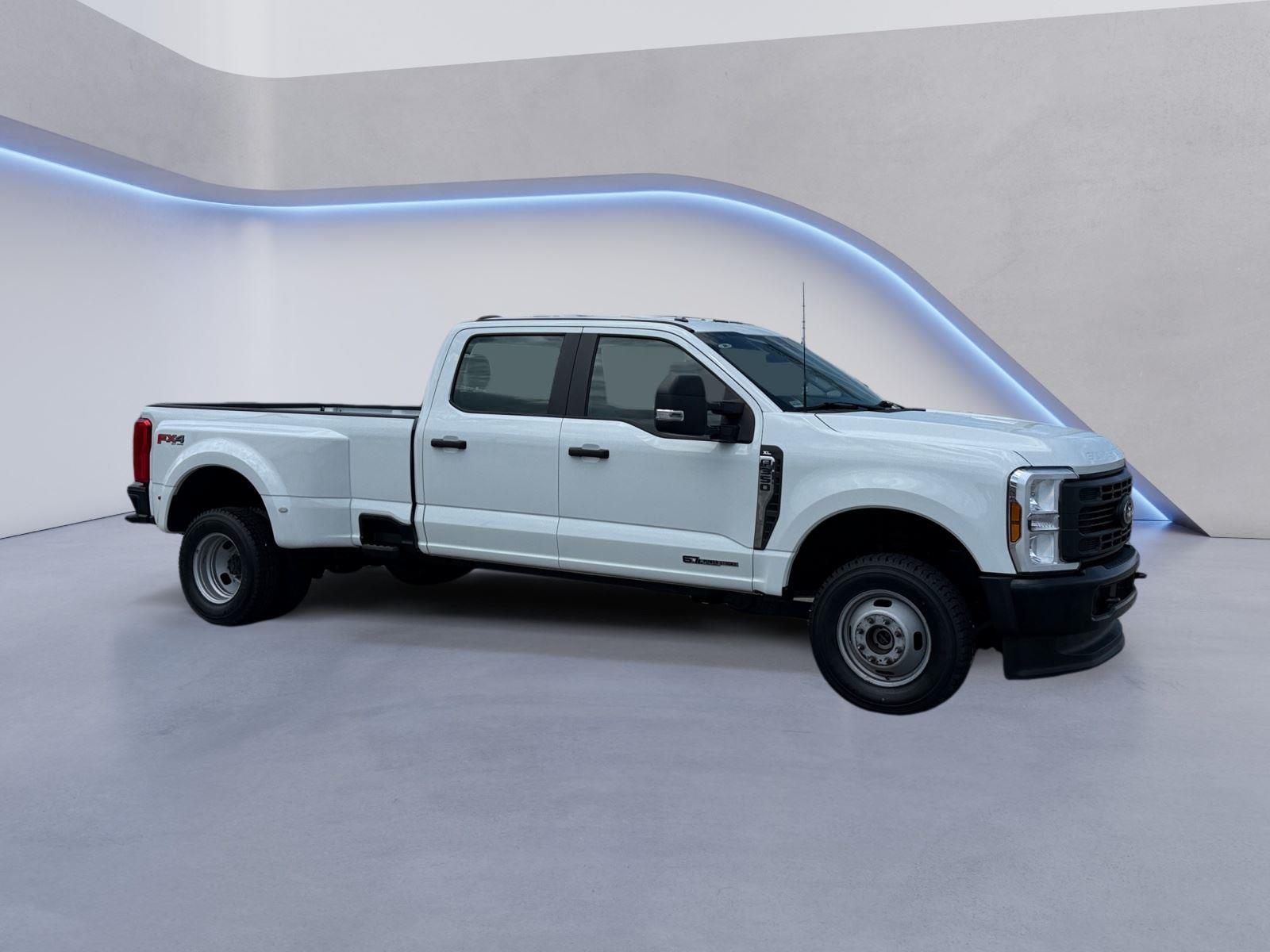 Oxford White 2024 Ford F-350 Super Duty Pickup Truck Four-Wheel Drive Automatic