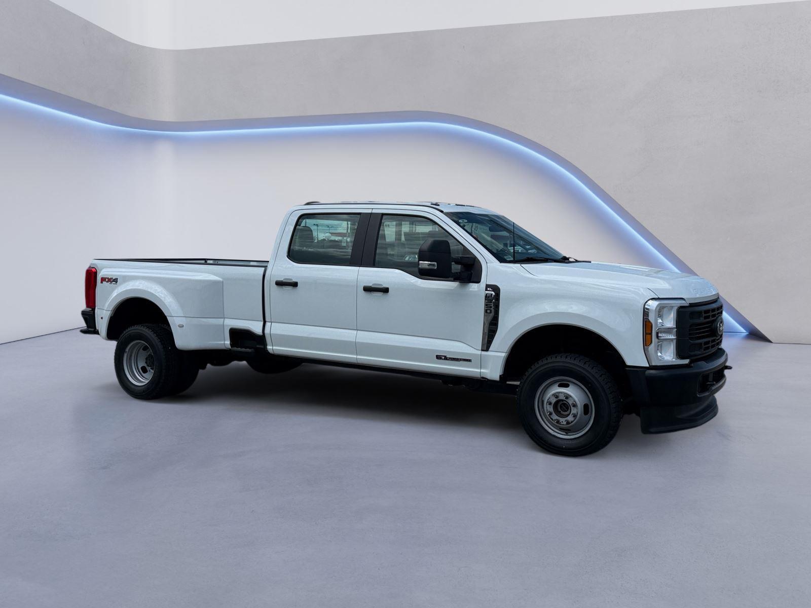 Oxford White 2024 Ford F-350 Super Duty Pickup Truck Four-Wheel Drive Automatic