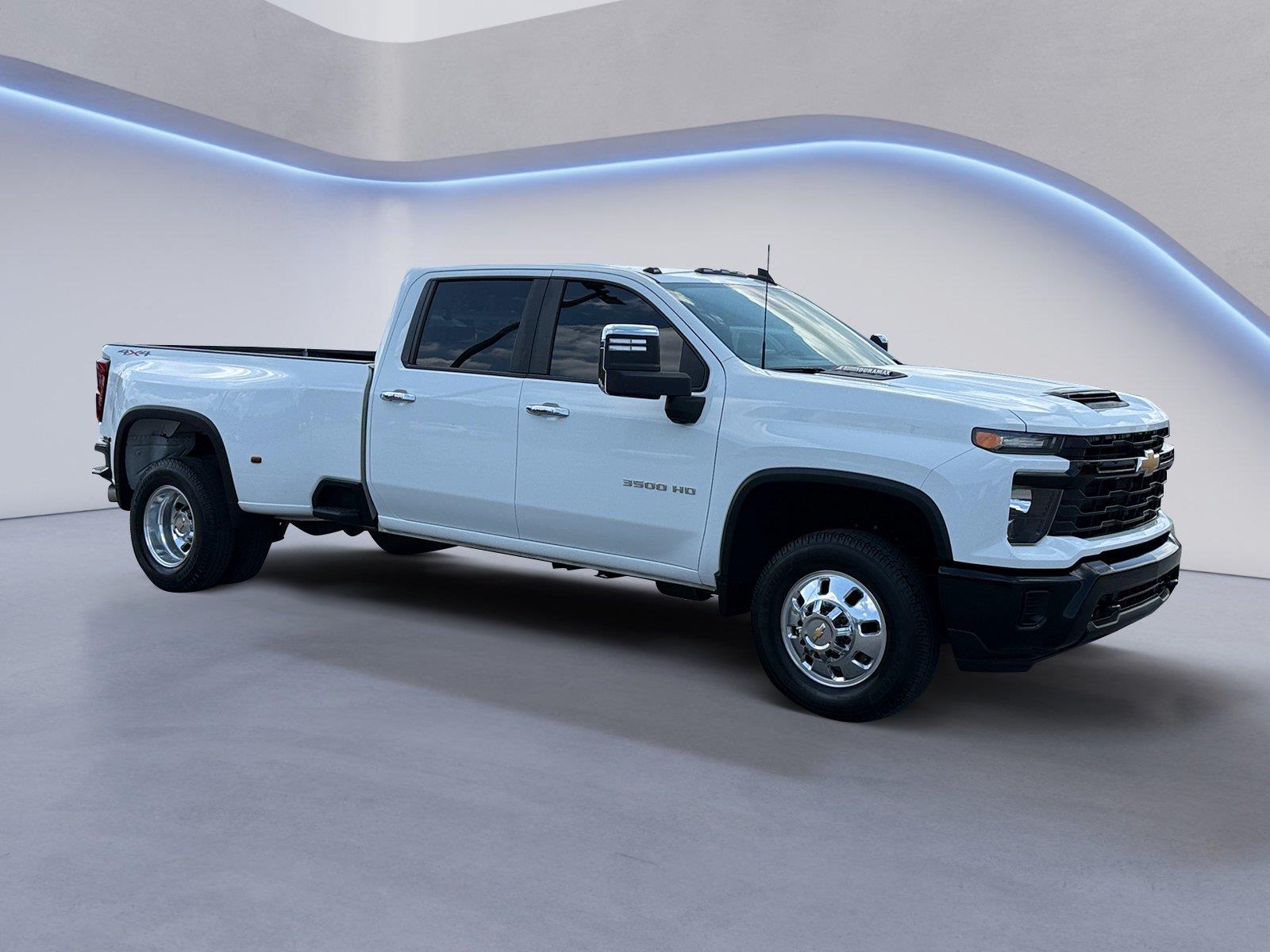 Summit White 2025 Chevrolet Silverado 3500HD Pickup Truck Four-Wheel Drive Automatic