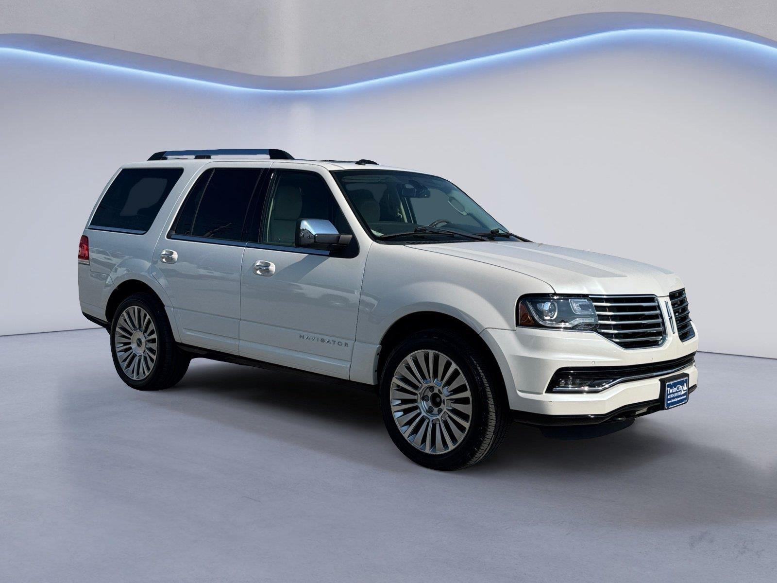 White Platinum Metallic Tri-Coat 2017 Lincoln Navigator SUV / Crossover Four-Wheel Drive 6-Speed Automatic