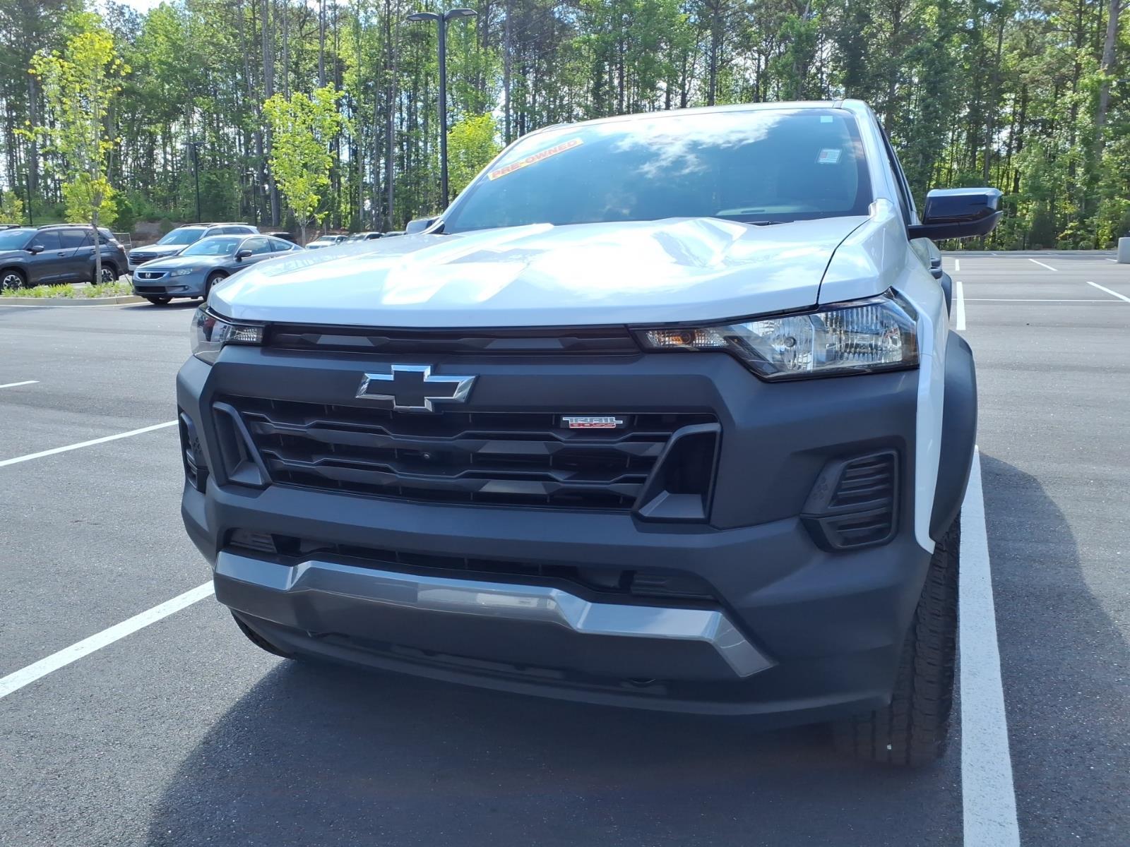 Summit White 2024 Chevrolet Colorado Trail Boss Crew Cab 4WD Pickup Truck Four-Wheel Drive 8-Speed Automatic
