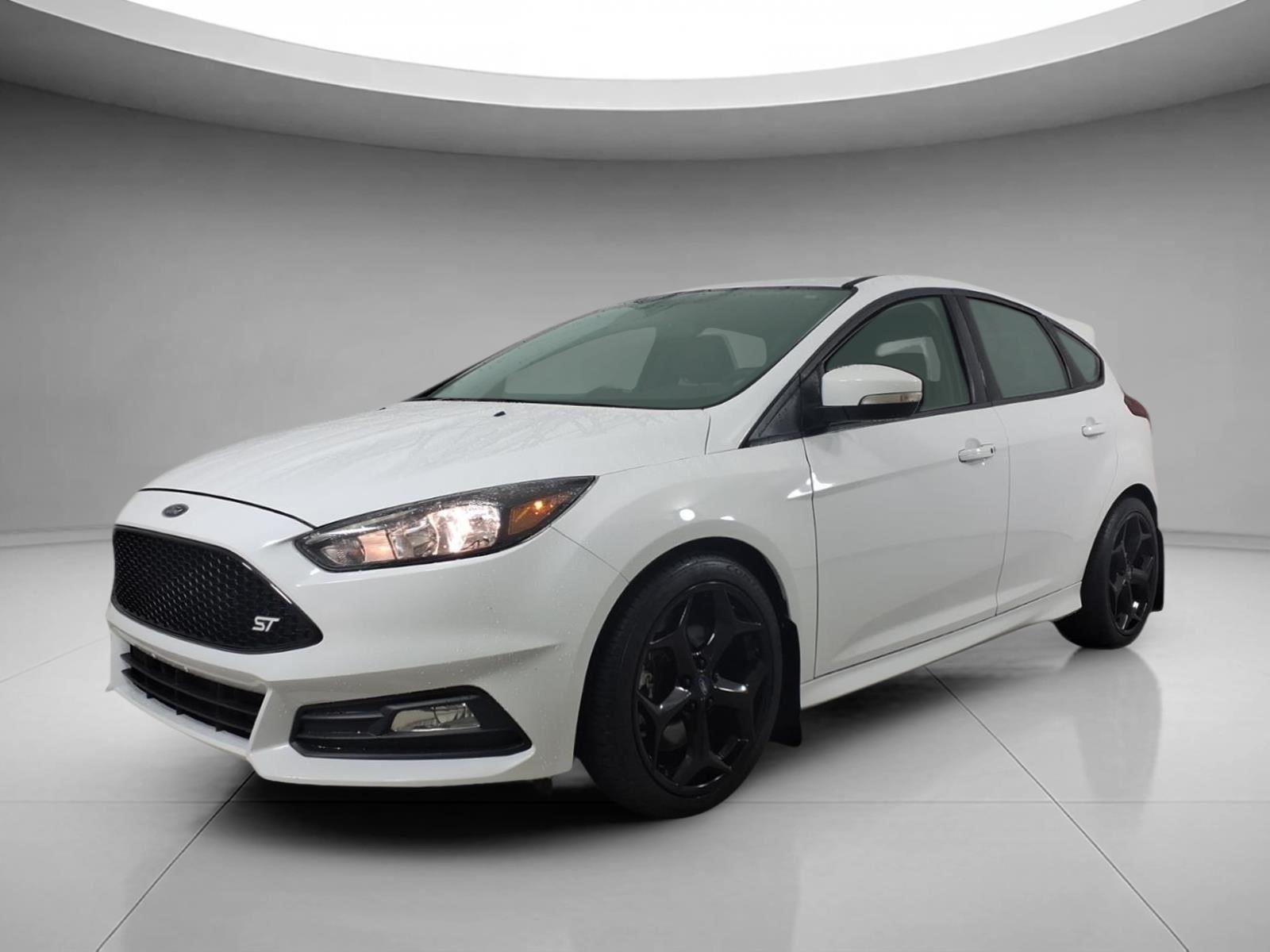 Oxford White 2016 Ford Focus Hatchback Front-Wheel Drive 6-Speed Manual