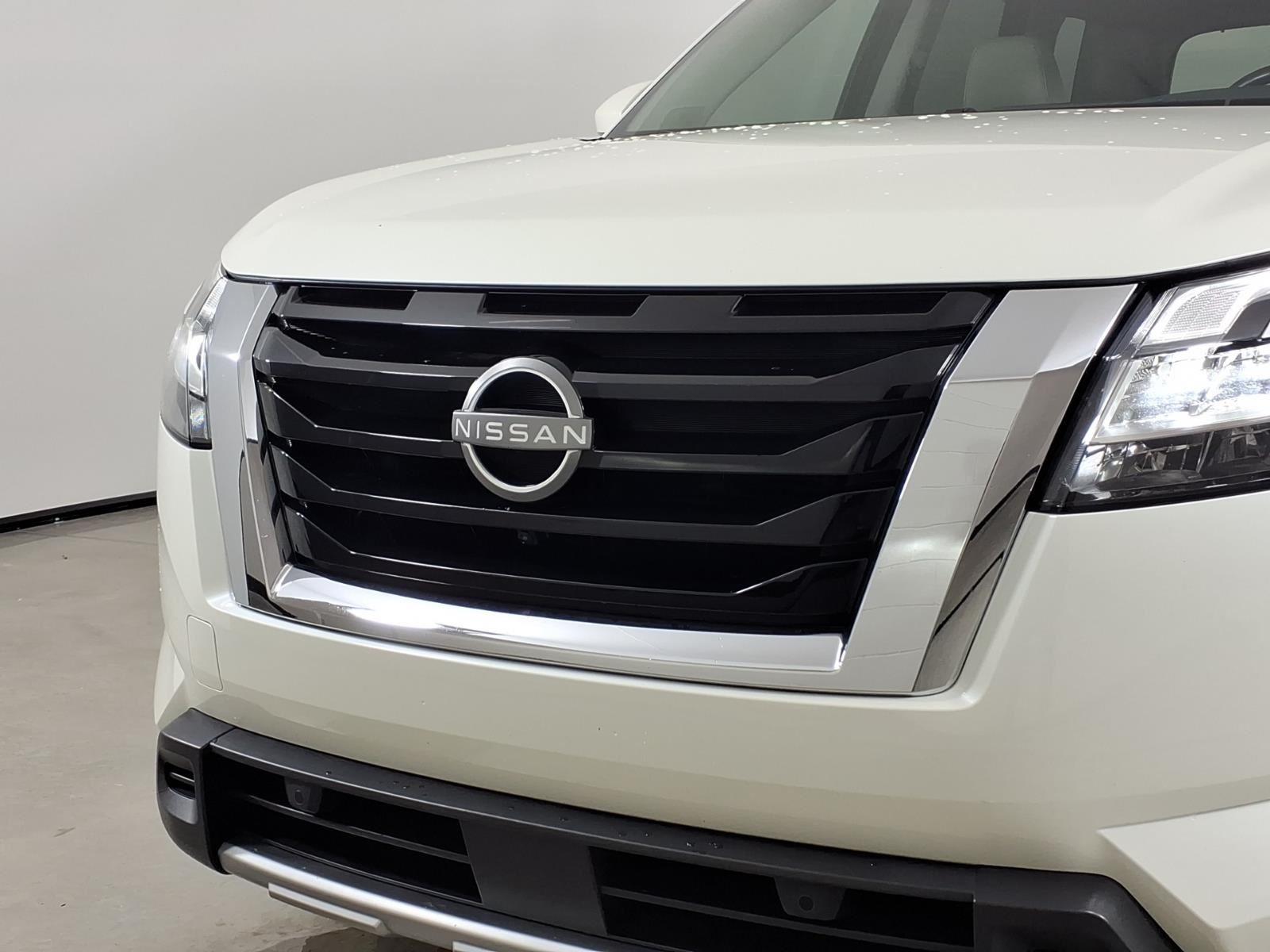 Used 2023 Pearl White Tricoat Nissan SL image 15