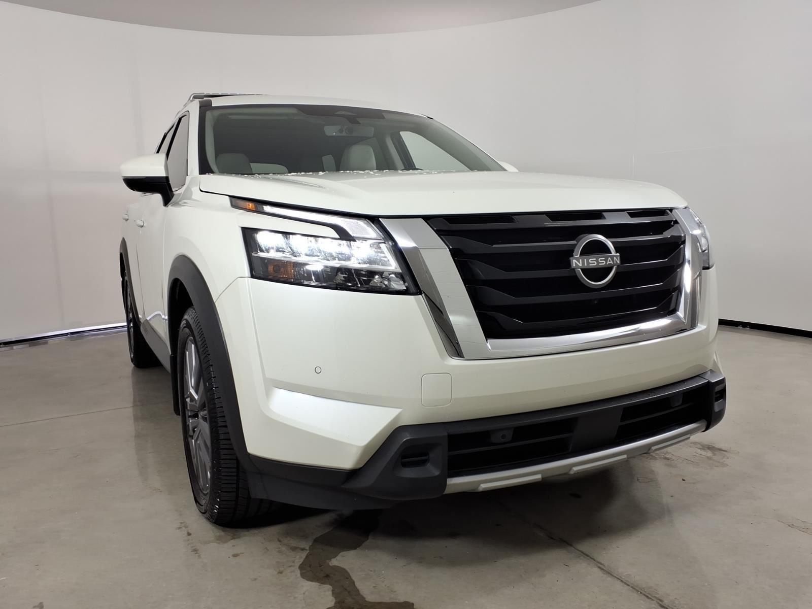 Used 2023 Pearl White Tricoat Nissan SL image 17