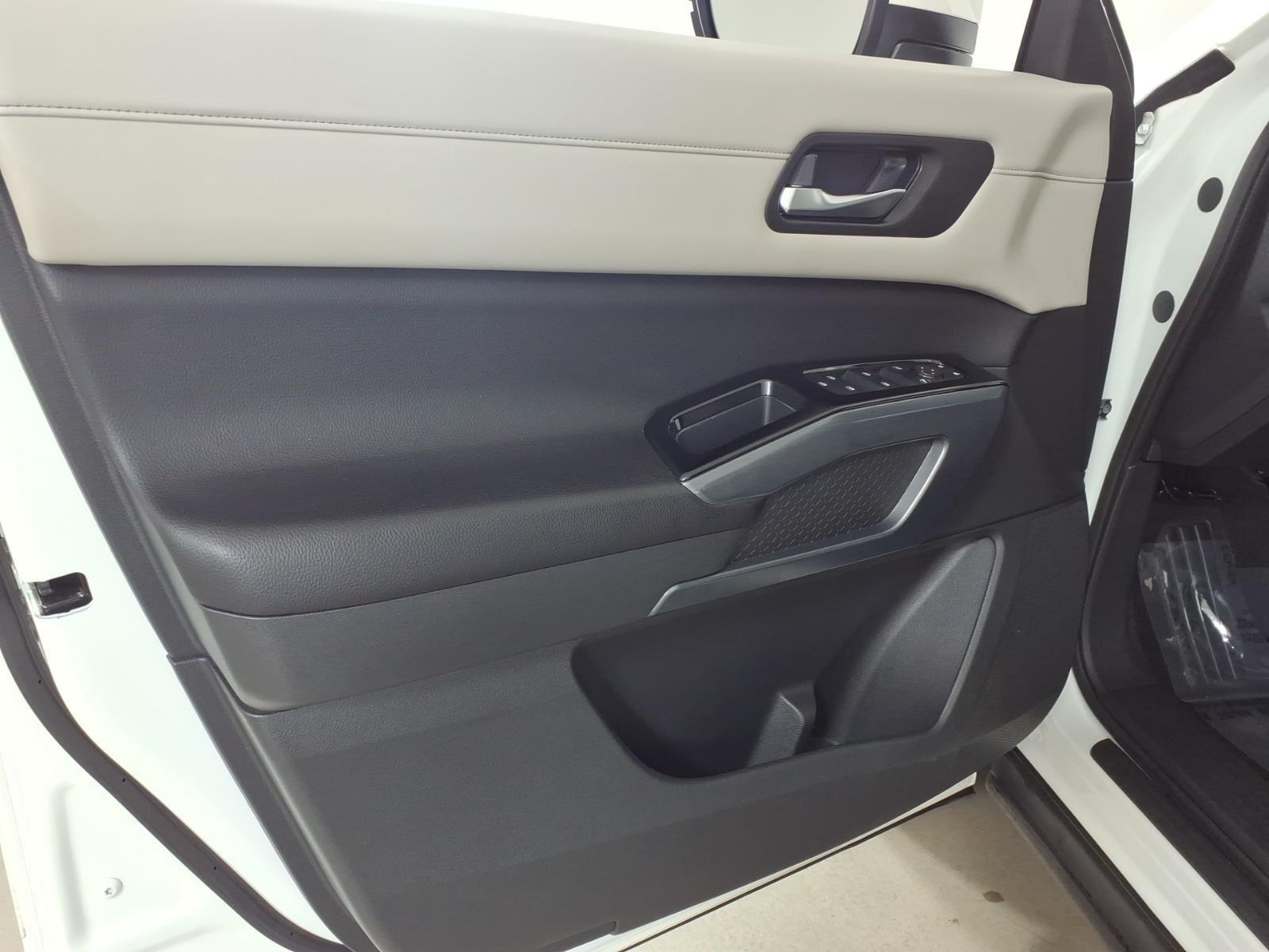 Used 2023 Pearl White Tricoat Nissan SL image 30