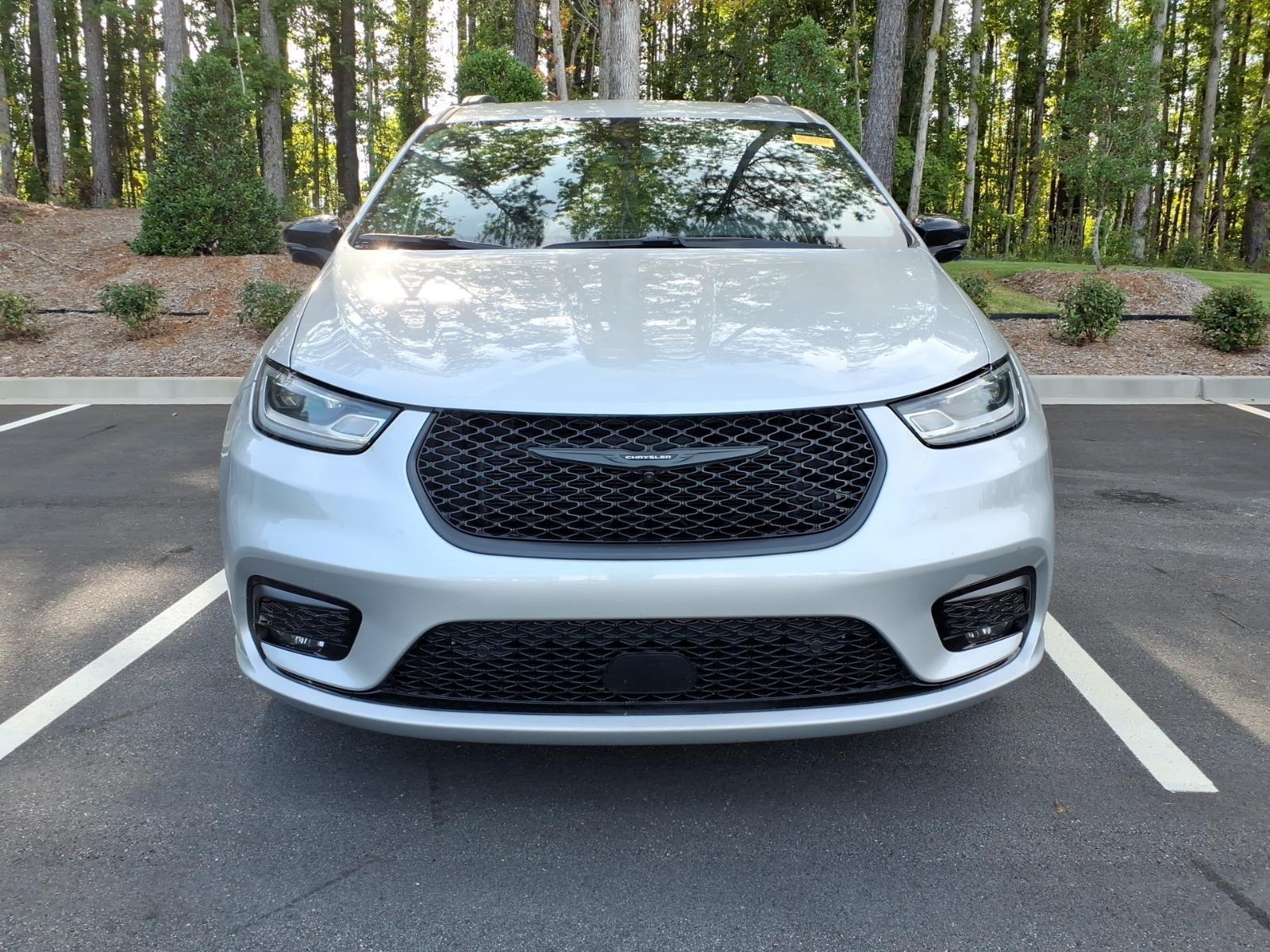 Silver Mist Clearcoat 2024 Chrysler Pacifica Minivan Front-Wheel Drive 9-Speed Automatic