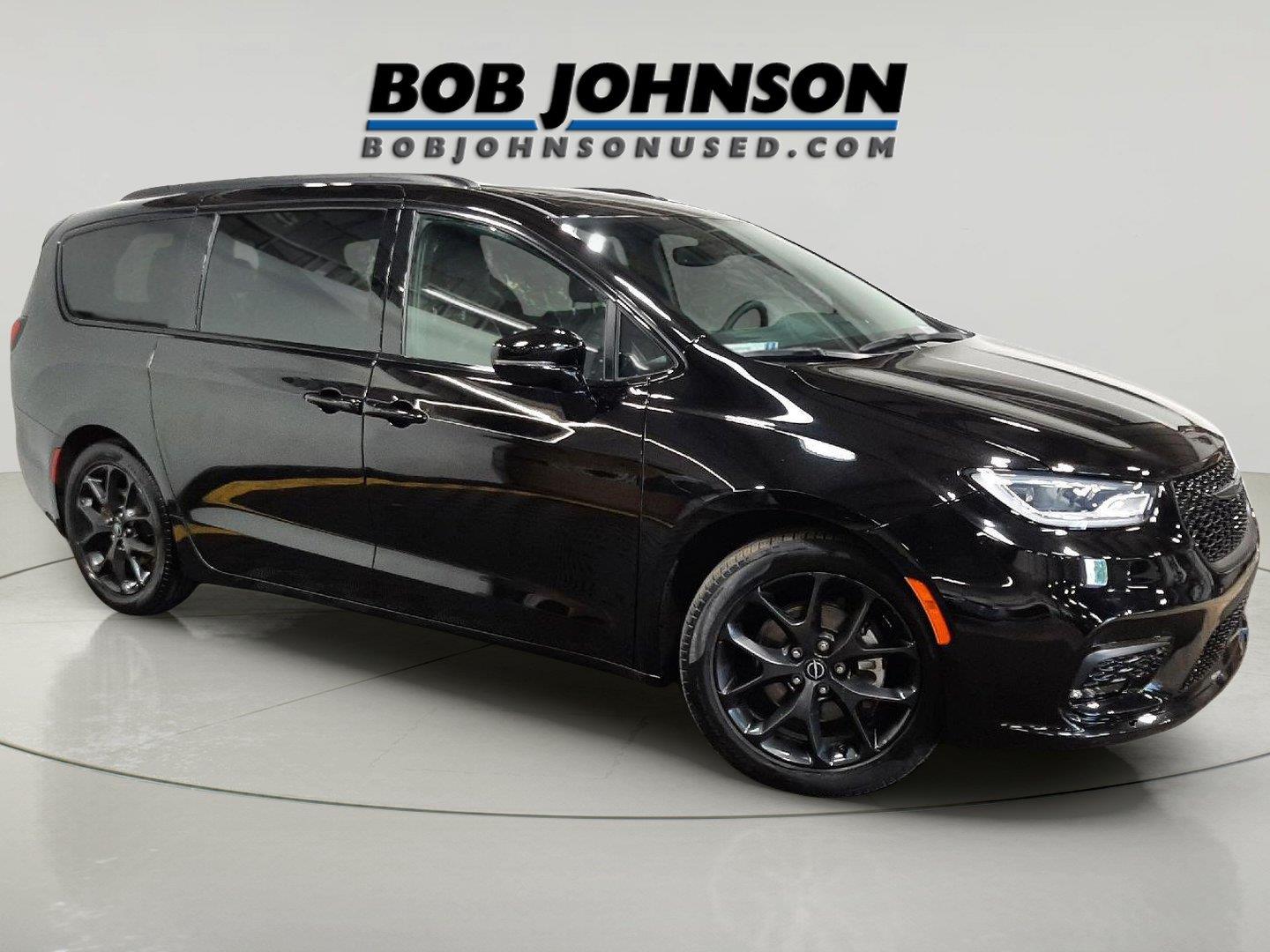 Diamond Black Crystal Pearlcoat 2025 Chrysler Pacifica Minivan Front-Wheel Drive 9-Speed Automatic