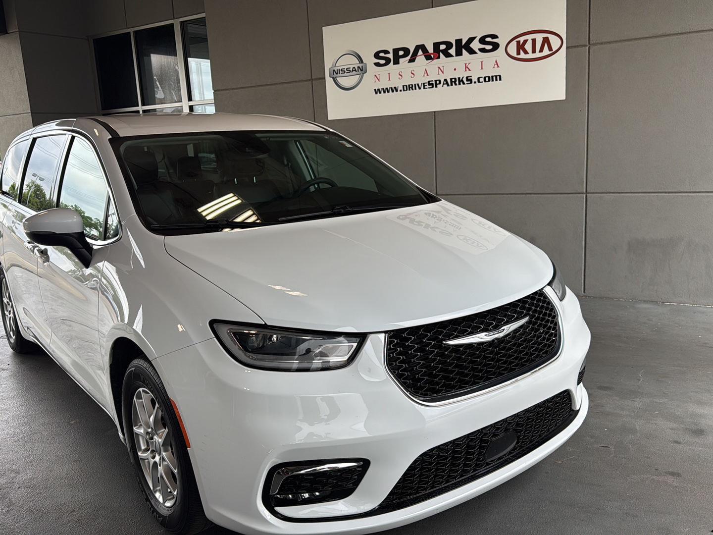 2023 Chrysler Pacifica Touring L's photo