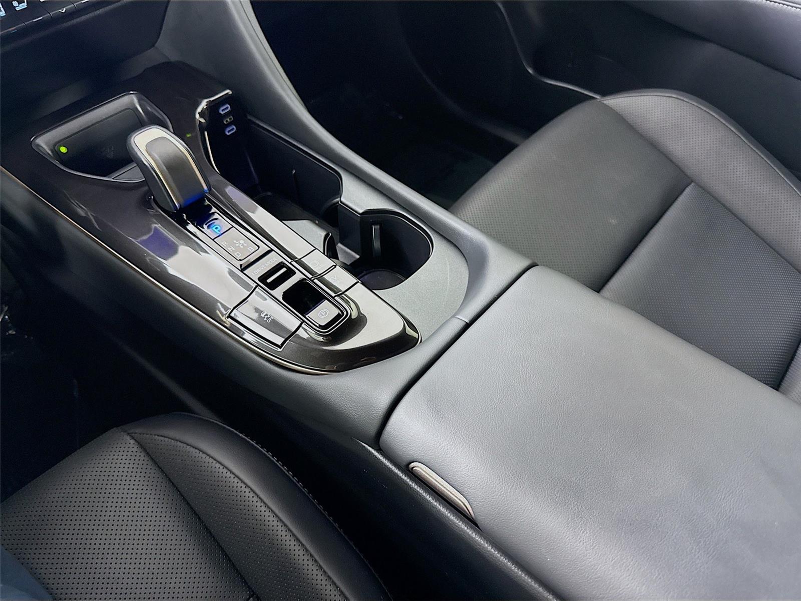 2025 Toyota Crown XLE - Photo 9