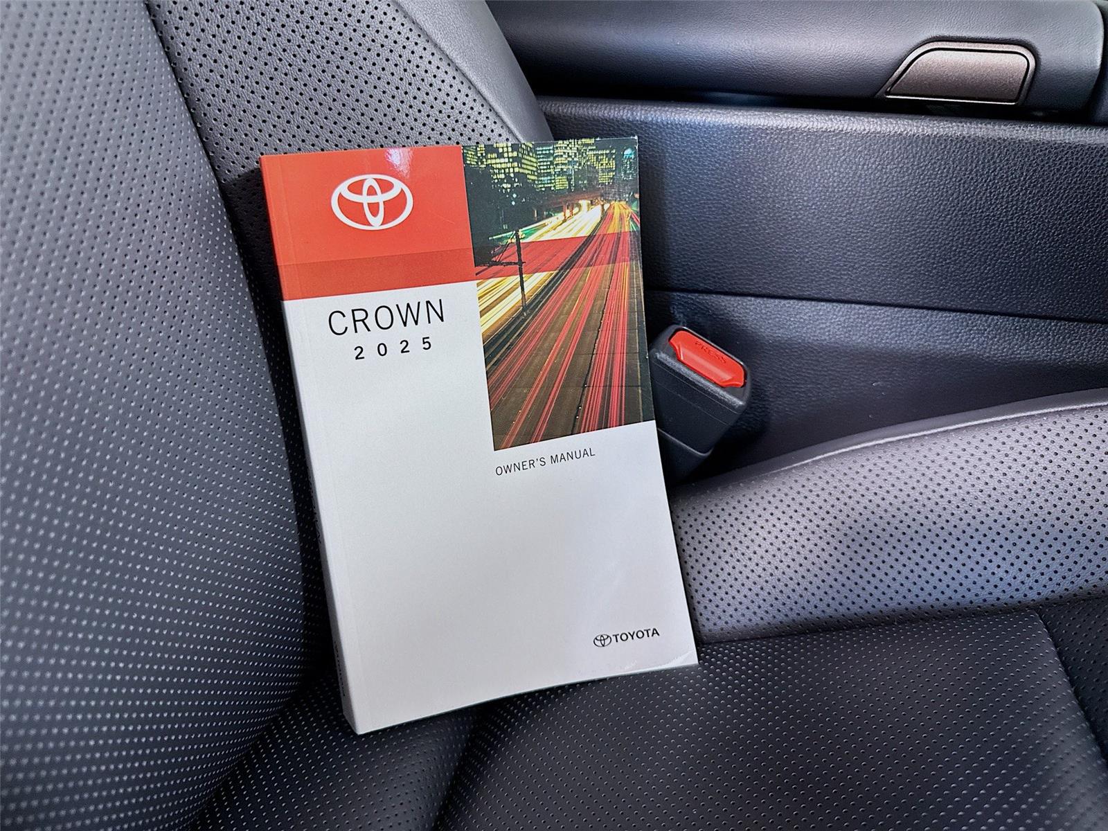 2025 Toyota Crown XLE - Photo 25