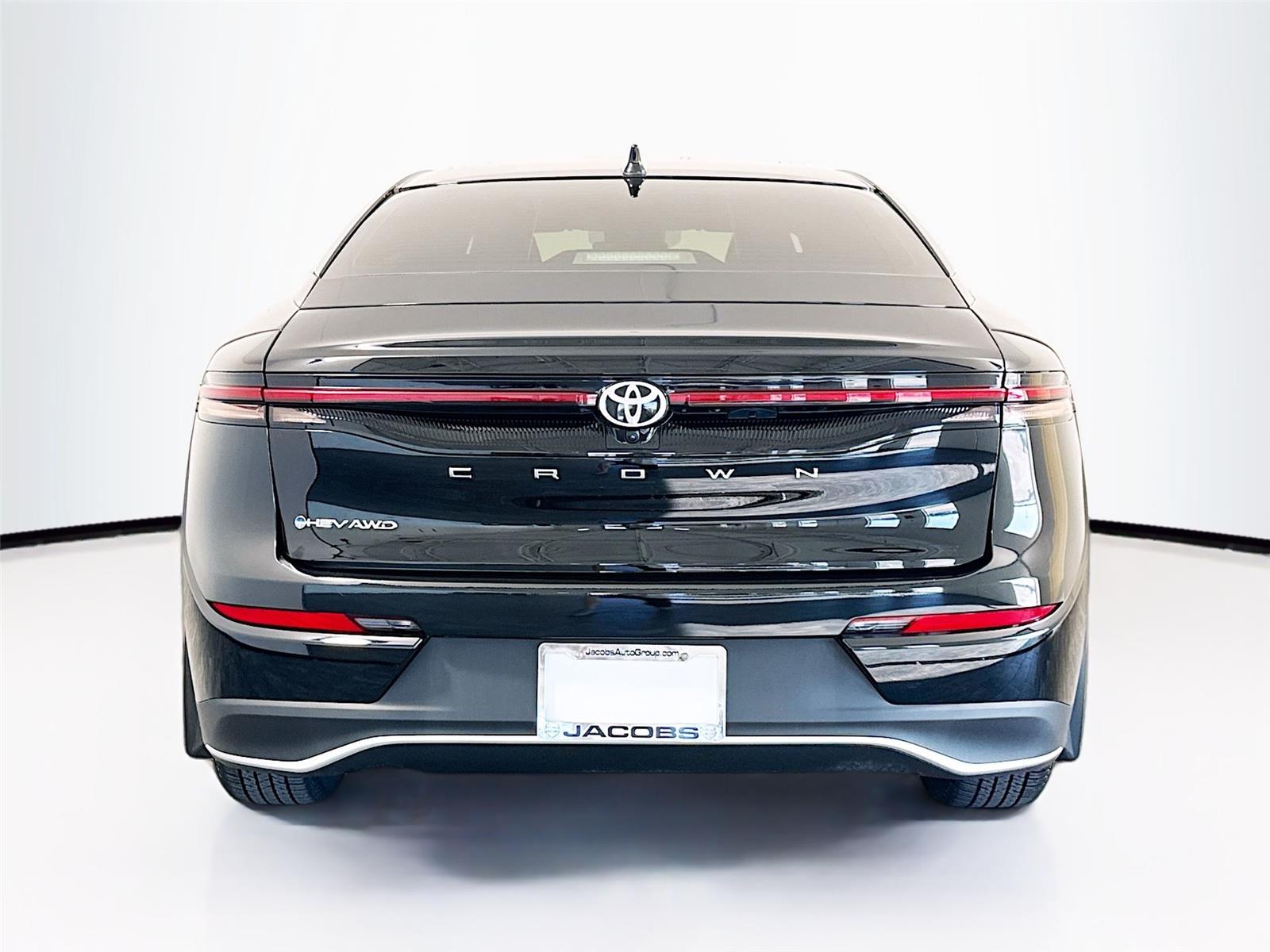 2025 Toyota Crown XLE - Photo 28