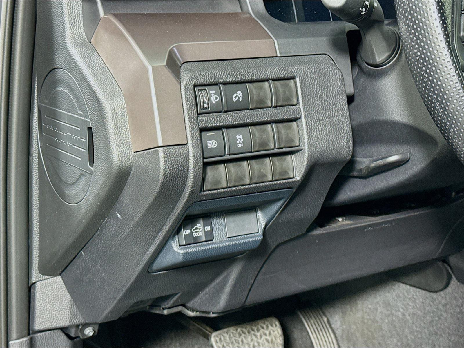 2025 Toyota Tacoma SR5 - Photo 8