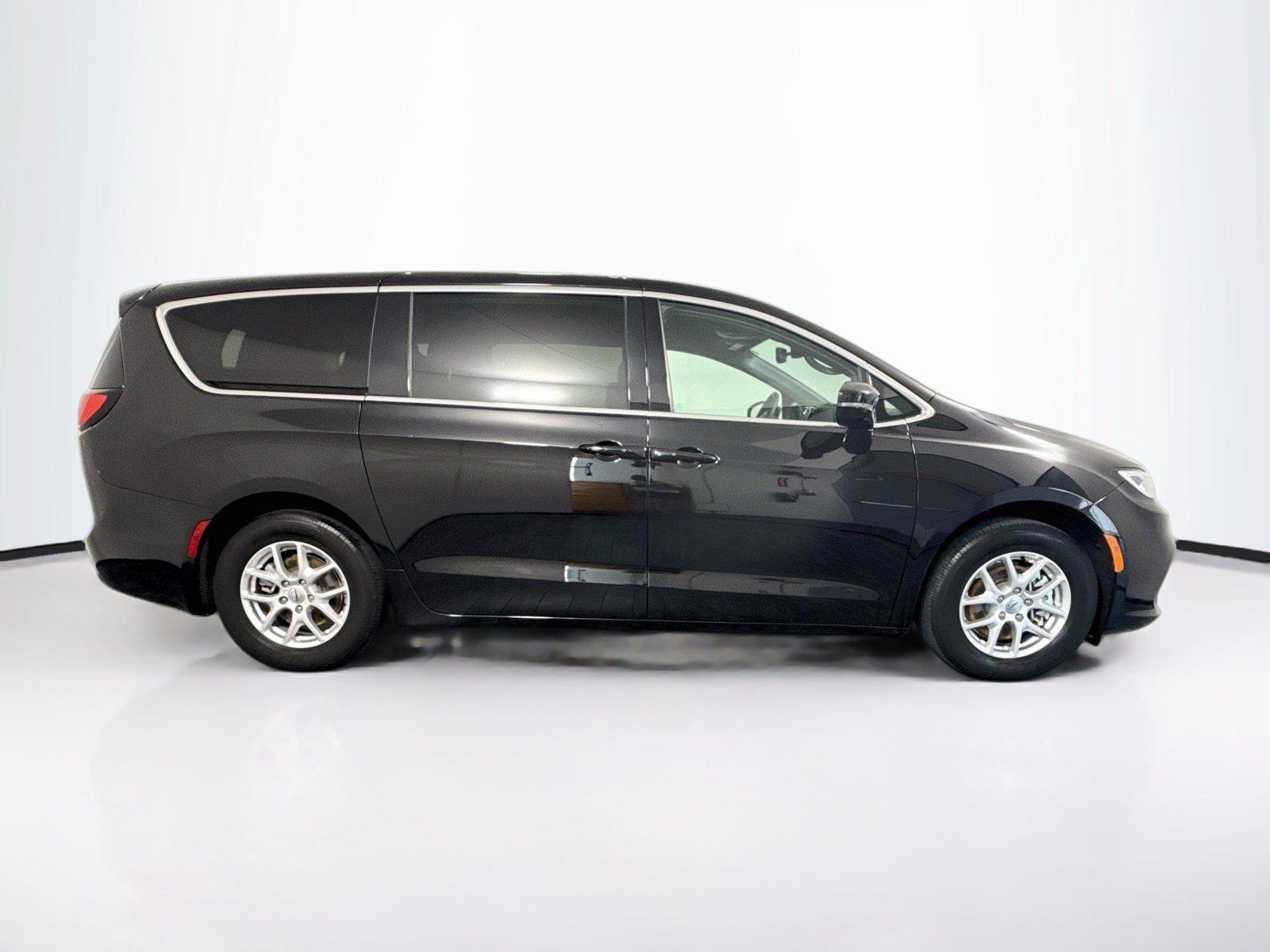 2025 Chrysler Pacifica Select - Photo 6