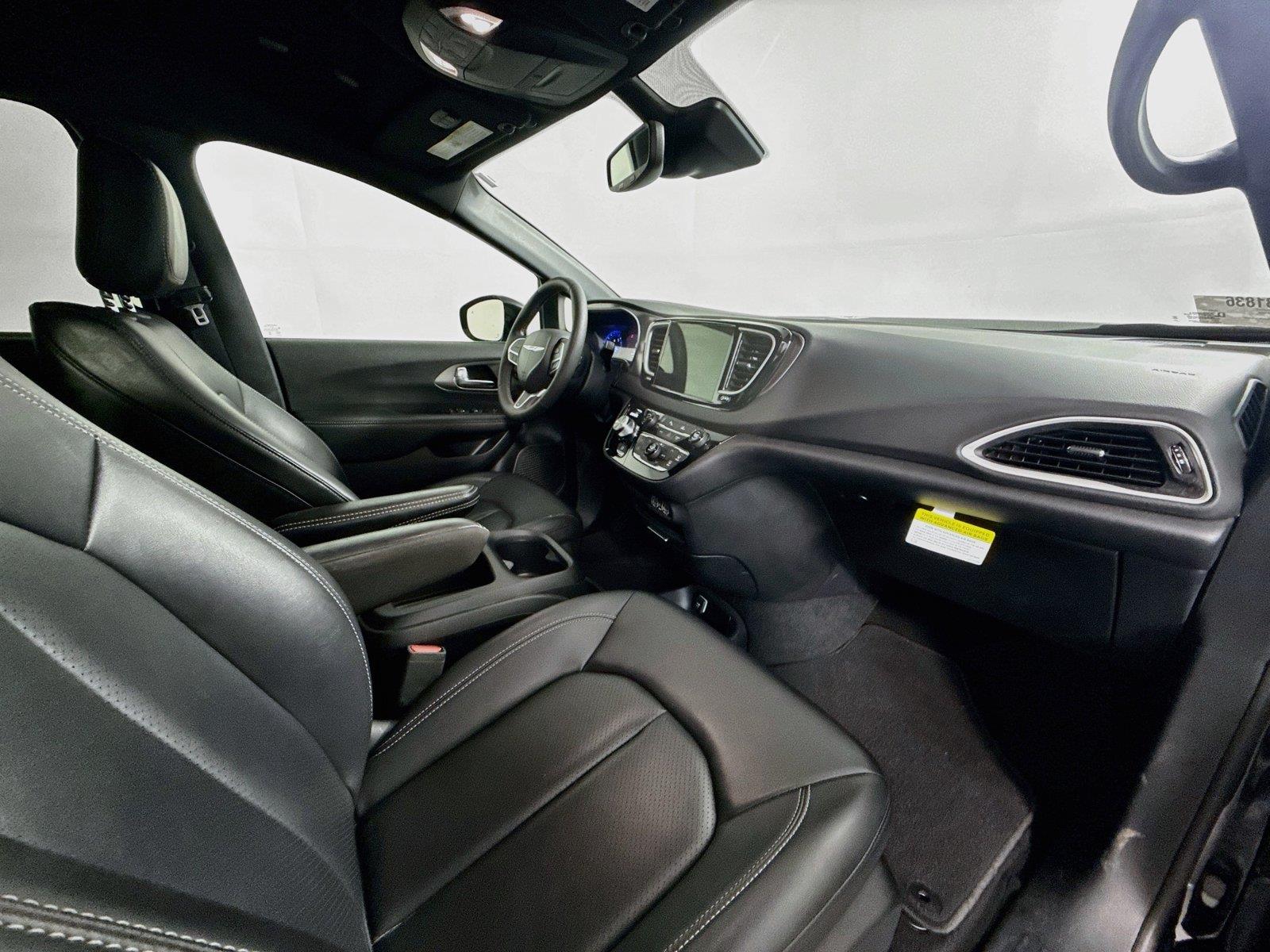 2025 Chrysler Pacifica Select - Photo 16