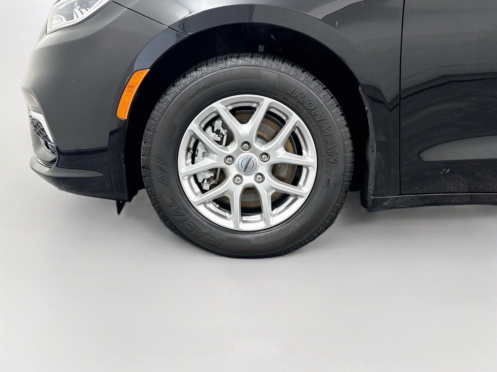 2025 Chrysler Pacifica Select - Photo 17