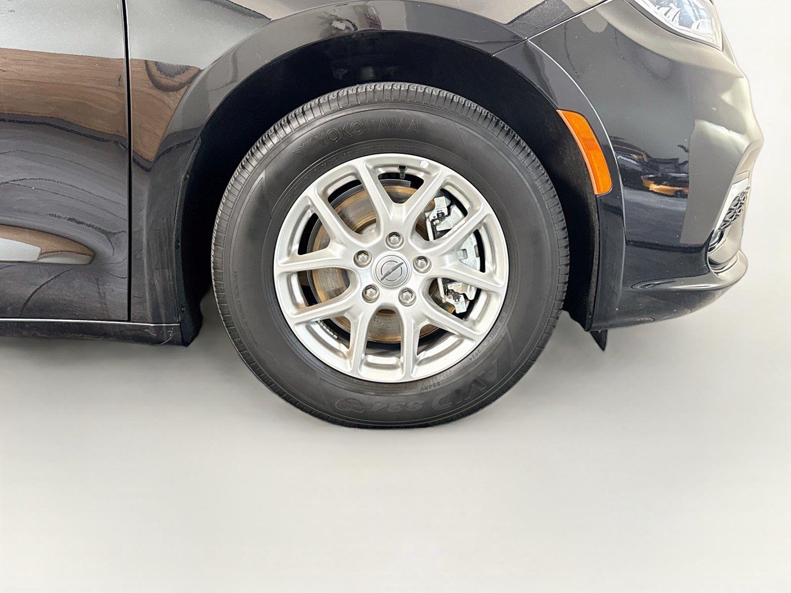 2025 Chrysler Pacifica Select - Photo 19