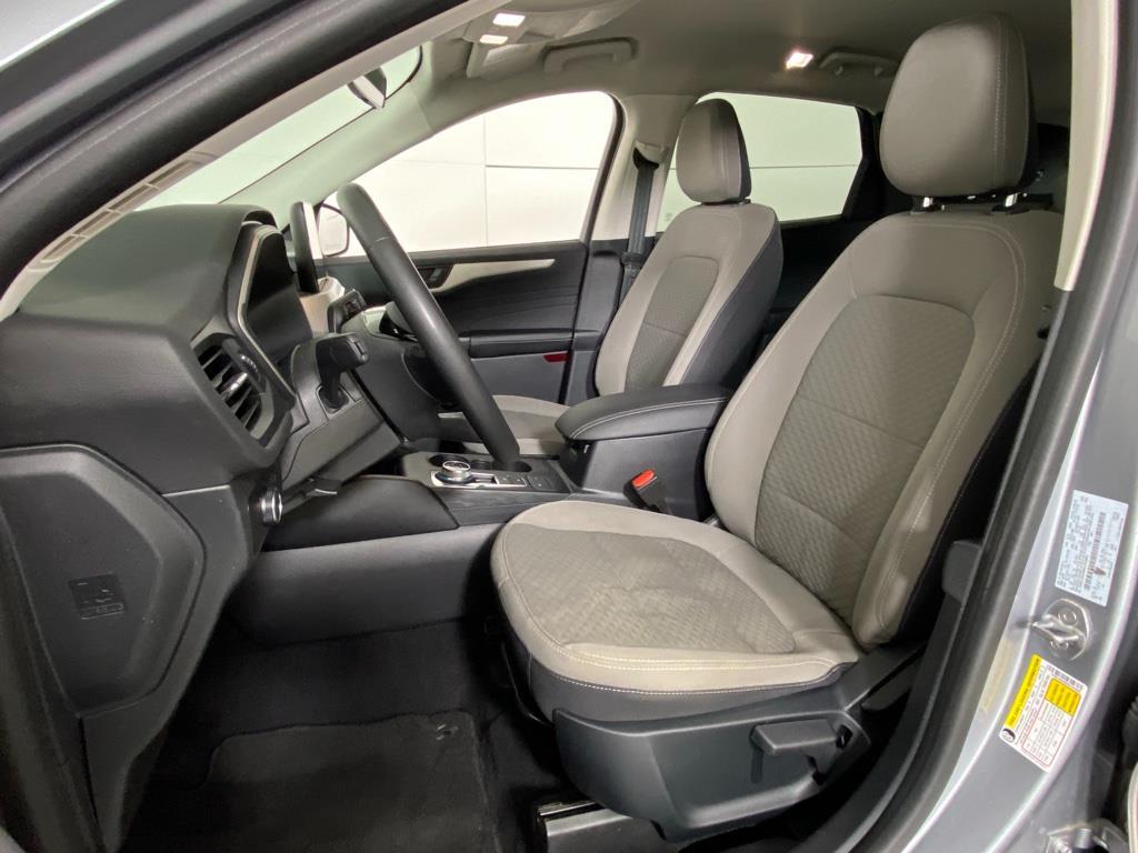 Used 2022 Iconic Silver Ford SE image 2