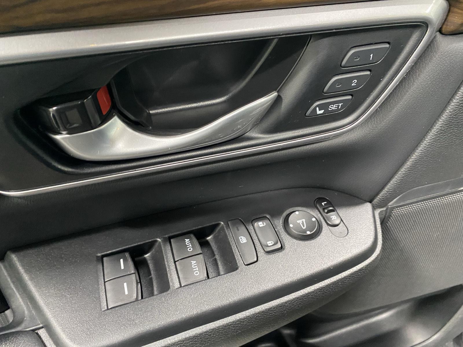 Used 2019 Modern Steel Metallic Honda Touring image 21