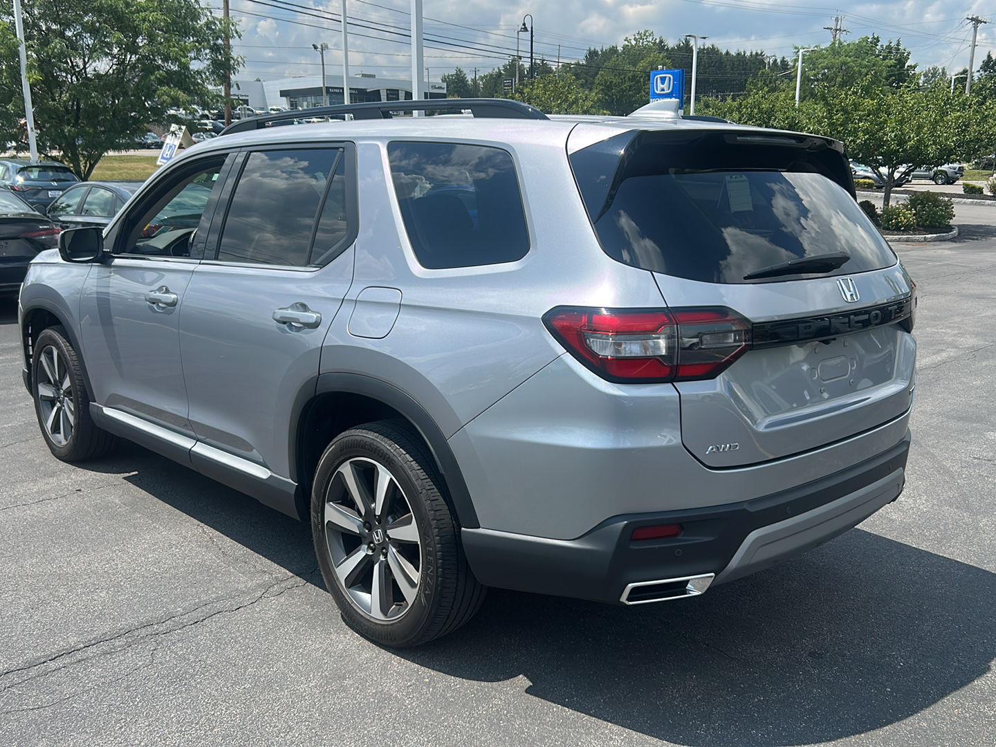 Used 2024 Lunar Silver Metallic Honda Touring image 9