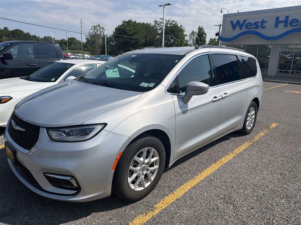 Used 2022 Silver Mist Clearcoat Chrysler Touring L image 2