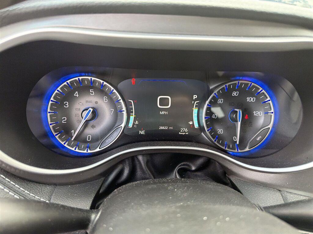 Used 2022 Silver Mist Clearcoat Chrysler Touring L image 4