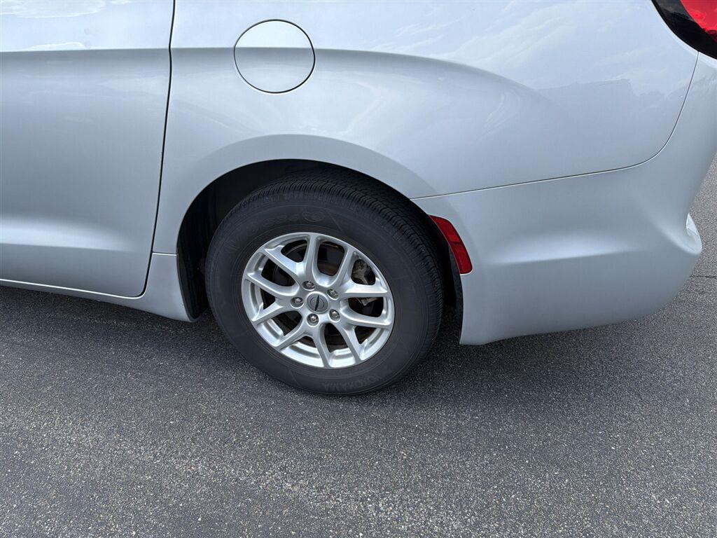 Used 2022 Silver Mist Clearcoat Chrysler Touring L image 6