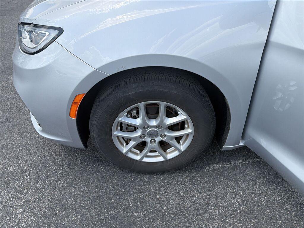 Used 2022 Silver Mist Clearcoat Chrysler Touring L image 8