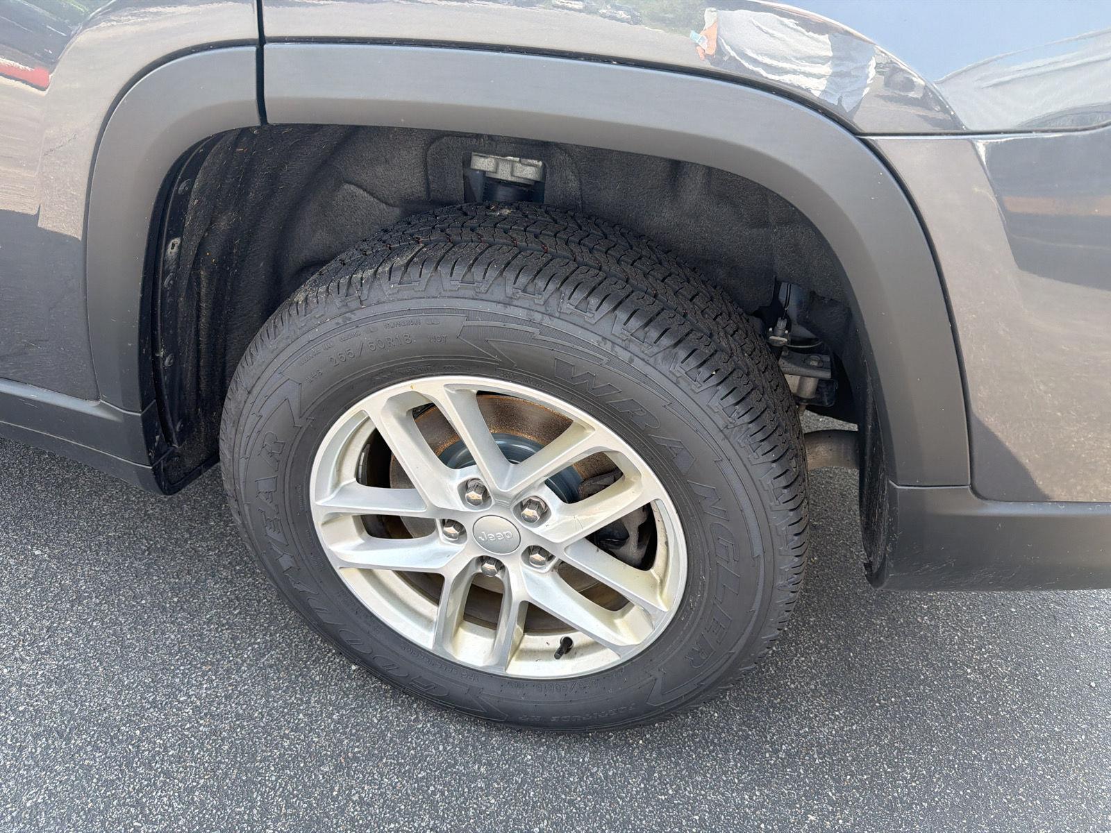 Used 2021 Baltic Gray Metallic Clearcoat Jeep Laredo image 11