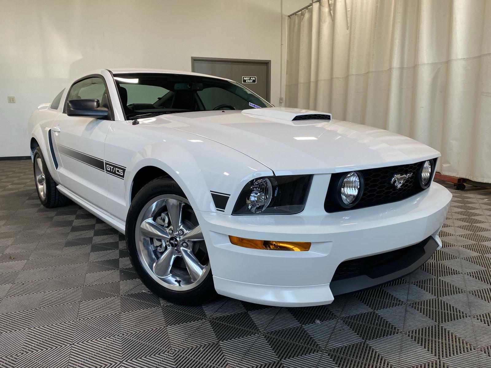 Performance White Clearcoat 2008 Ford Mustang Coupe Rear-Wheel Drive 5-Speed Manual