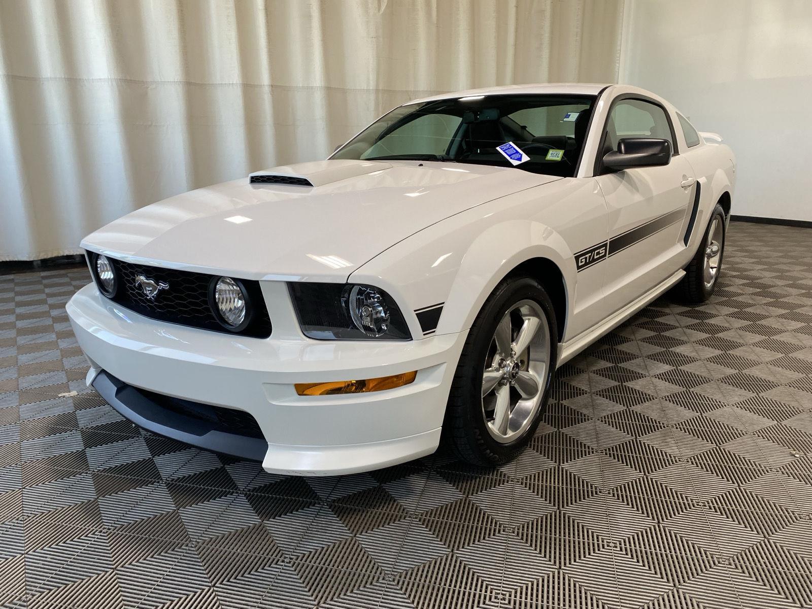 Used 2008 Performance White Clearcoat Ford GT Deluxe image 4