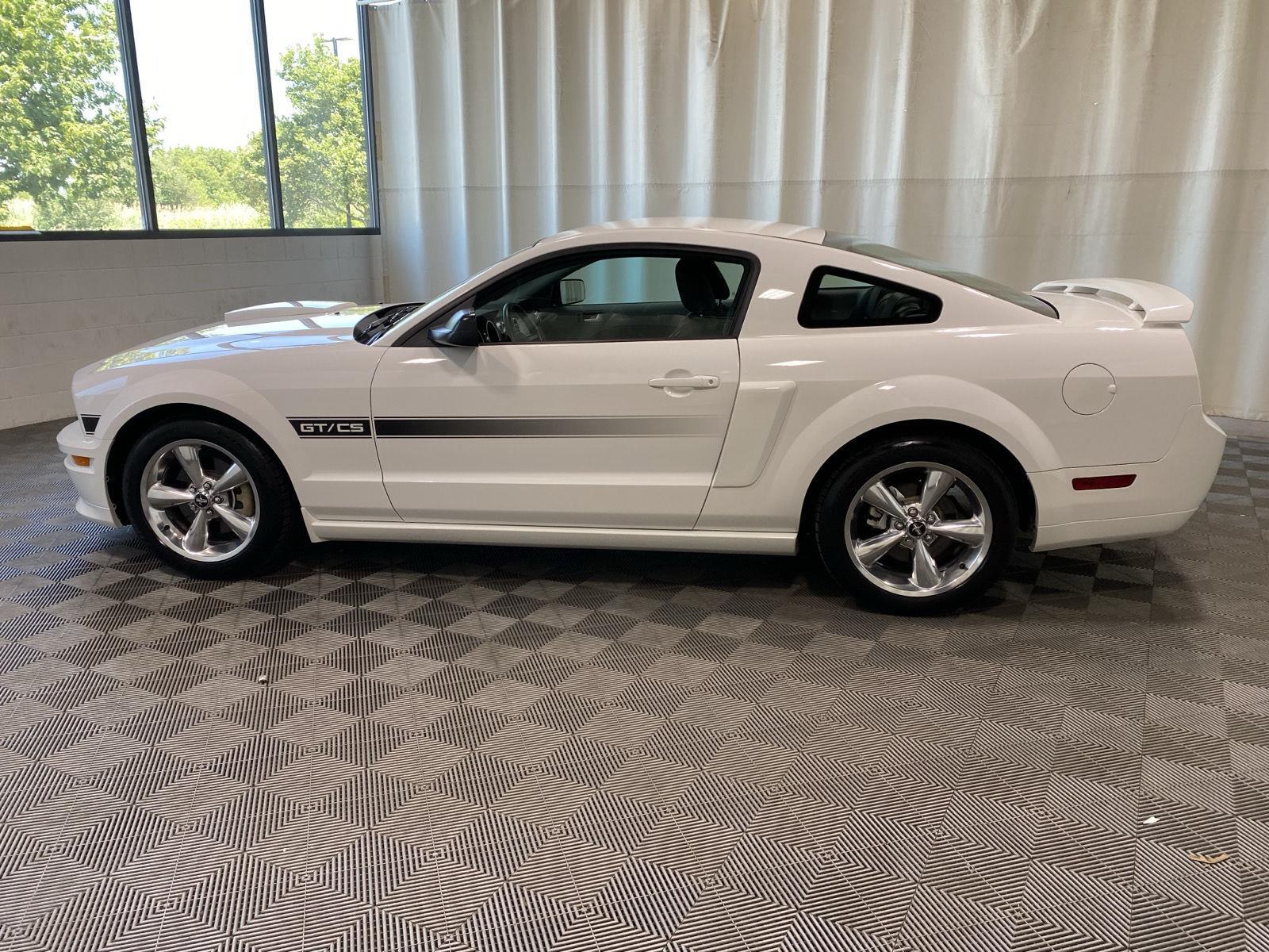 Used 2008 Performance White Clearcoat Ford GT Deluxe image 5