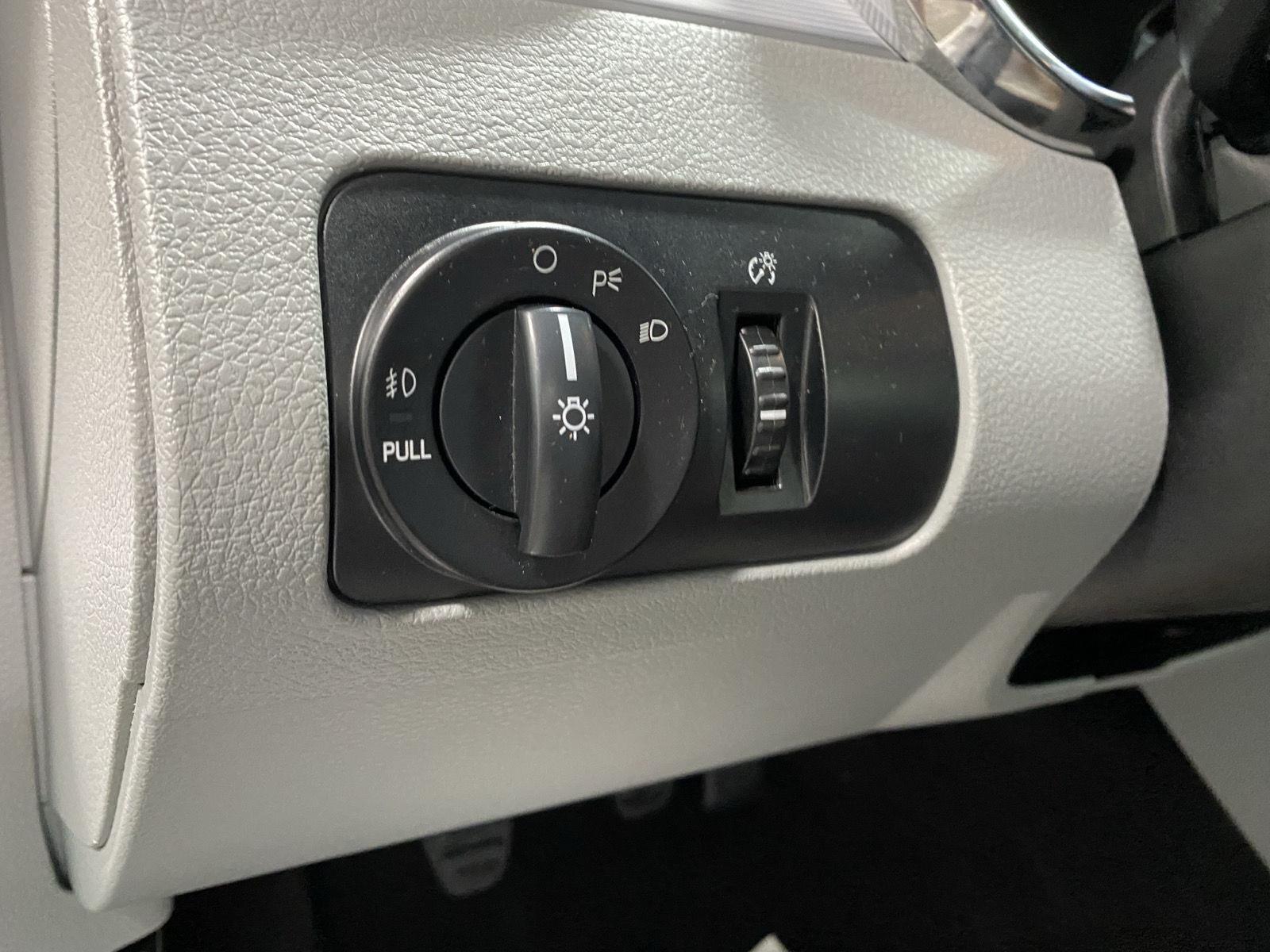 Used 2008 Performance White Clearcoat Ford GT Deluxe image 17