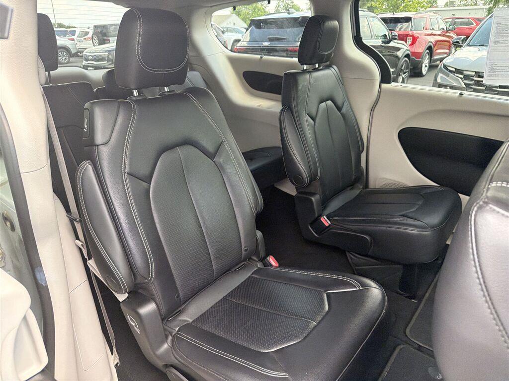 Used 2022 Silver Mist Clearcoat Chrysler Touring L image 18