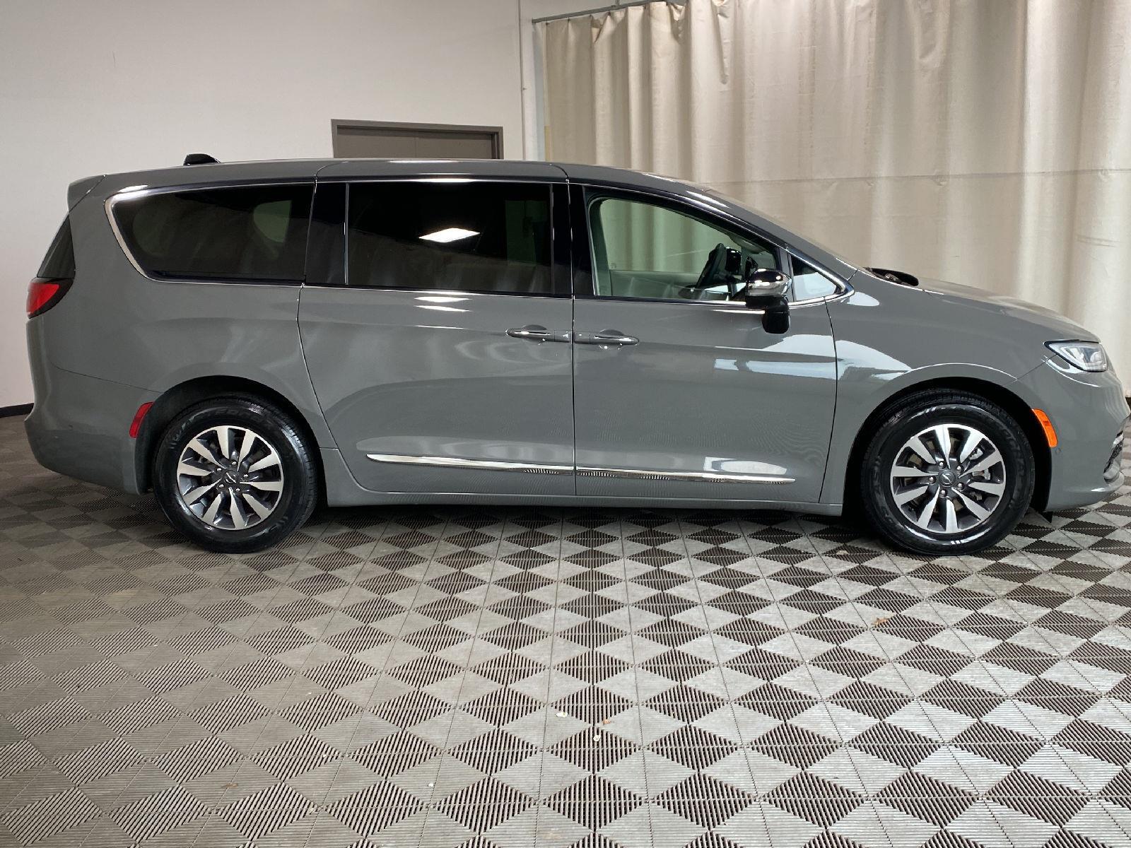 Used 2023 Ceramic Gray Clearcoat Chrysler Hybrid Limited image 3