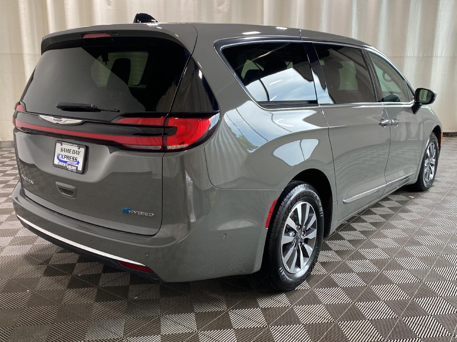 Used 2023 Ceramic Gray Clearcoat Chrysler Hybrid Limited image 4