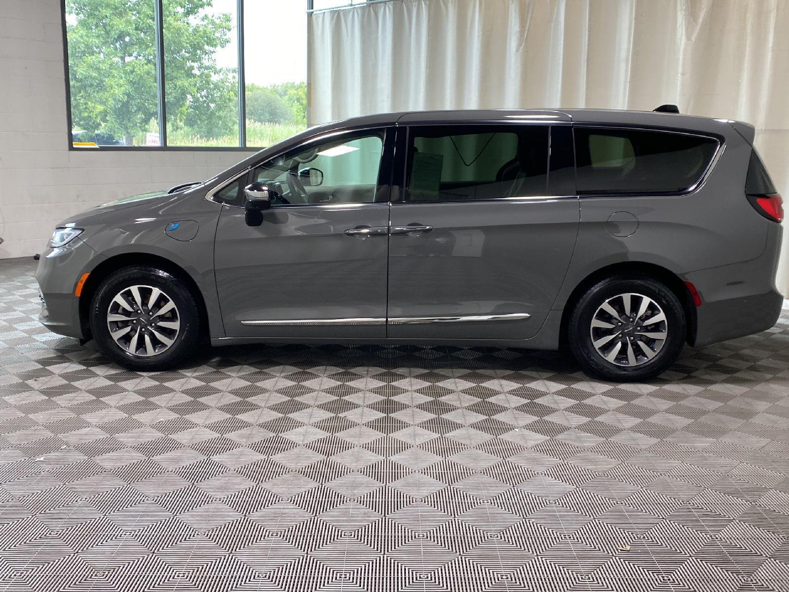 Used 2023 Ceramic Gray Clearcoat Chrysler Hybrid Limited image 7